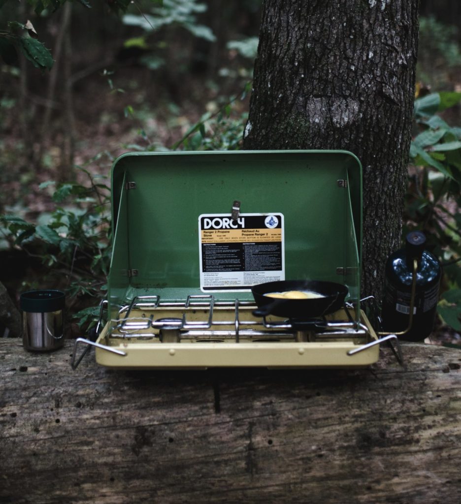 Camp stove with windscreen